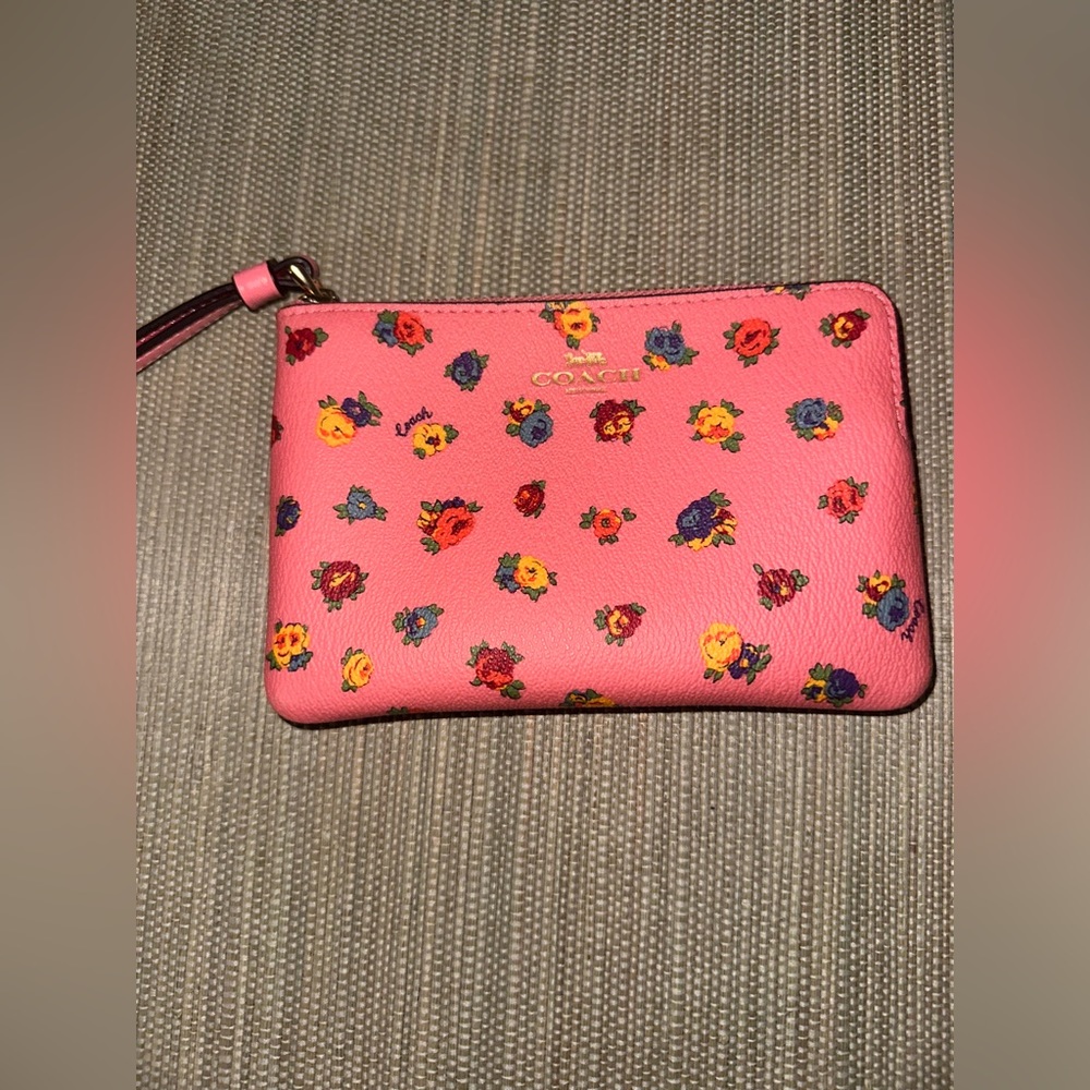 Coach waistlet cute for going to brunch on a Sunday !